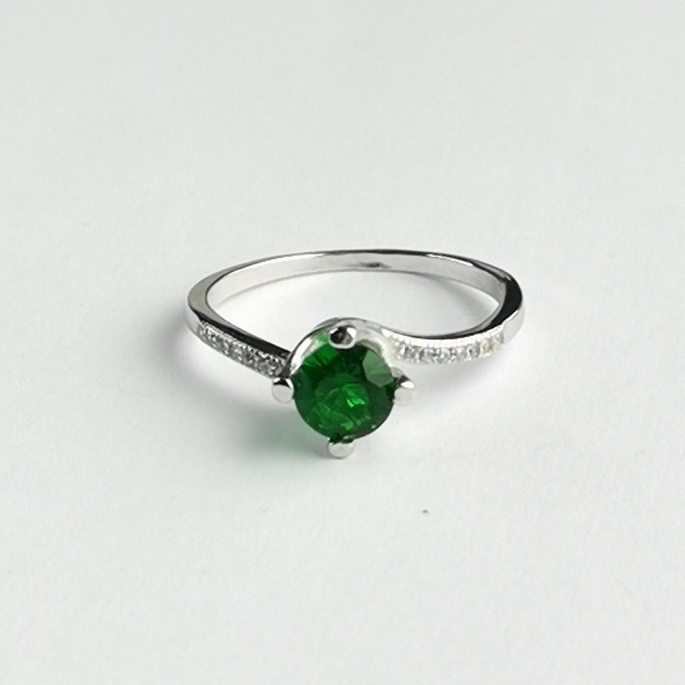 Twist Emerald solitaire ring in Sterling Silver and White Sapphire size 8.75 🆕